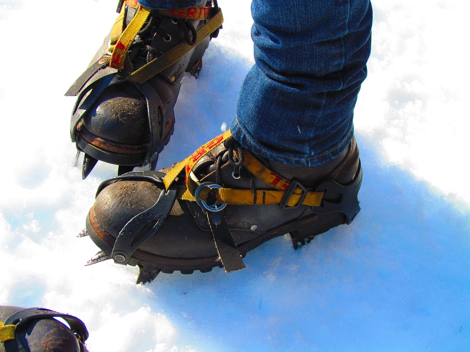 accesorios para caminar. cadenas de nieve Aomier Crampones para botas de montaña senderismo al aire libre 