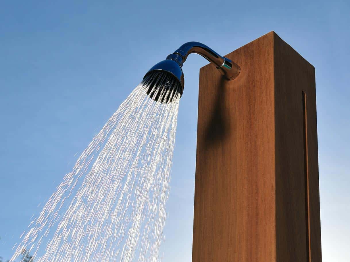 ducha solar de jardín con agua
